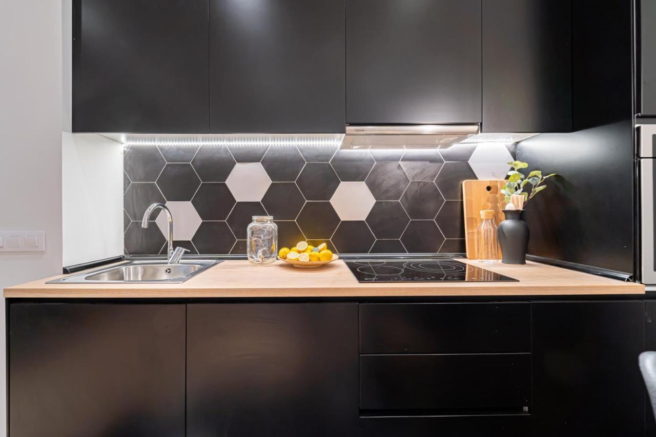 Edsam Madrid Apartments Black Bagian luar foto