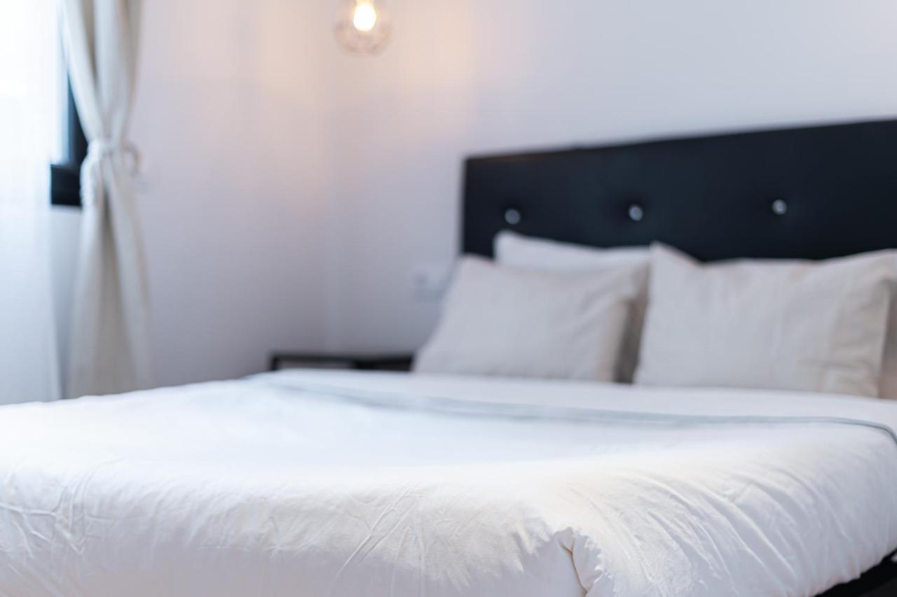 Edsam Madrid Apartments Black Bagian luar foto