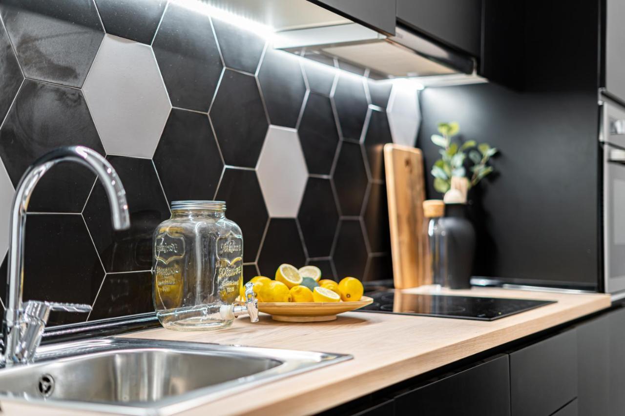 Edsam Madrid Apartments Black Bagian luar foto