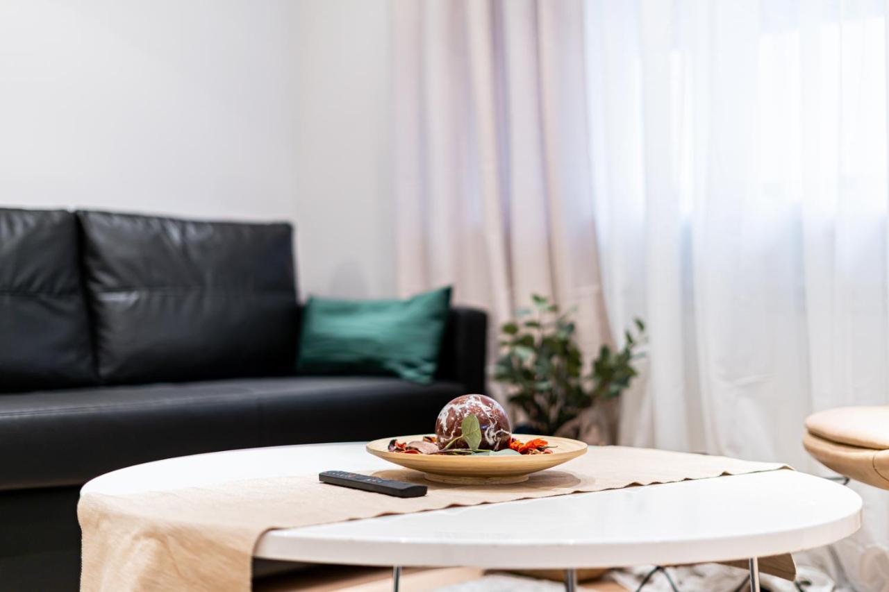 Edsam Madrid Apartments Black Bagian luar foto