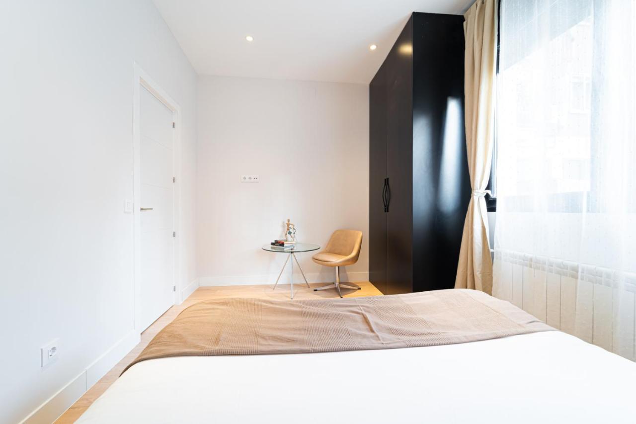 Edsam Madrid Apartments Black Bagian luar foto